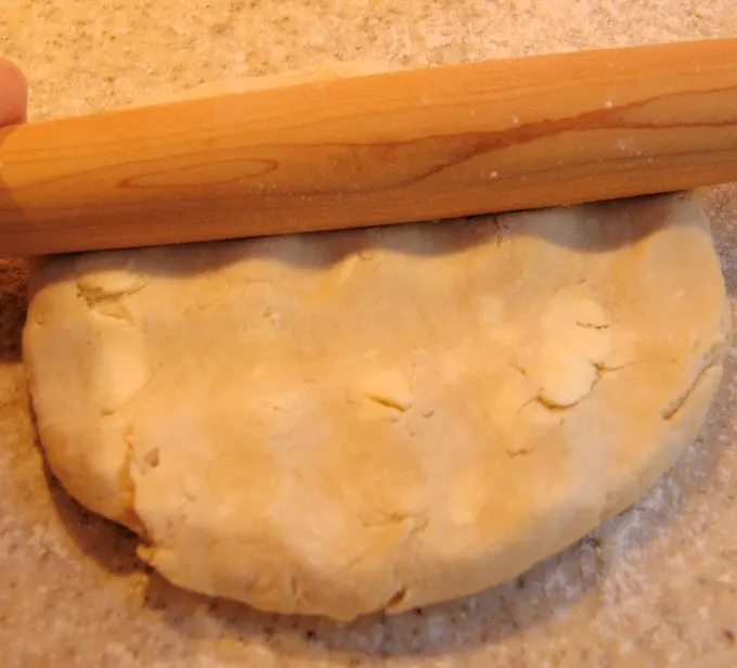 A rolling pin and pie dough