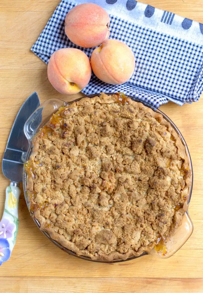 Peach crumb pie beauty shot.