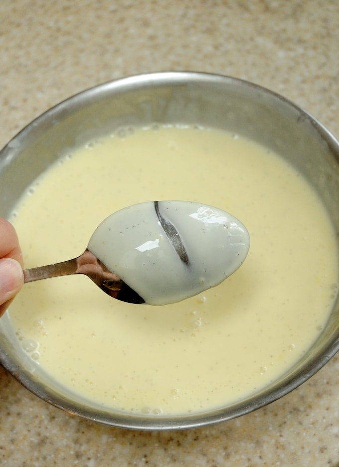 a bowl of creme anglaise