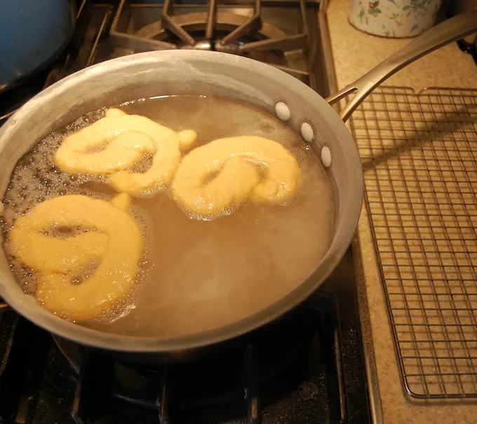 pumpkin-spice-ale-pretzels-boiling