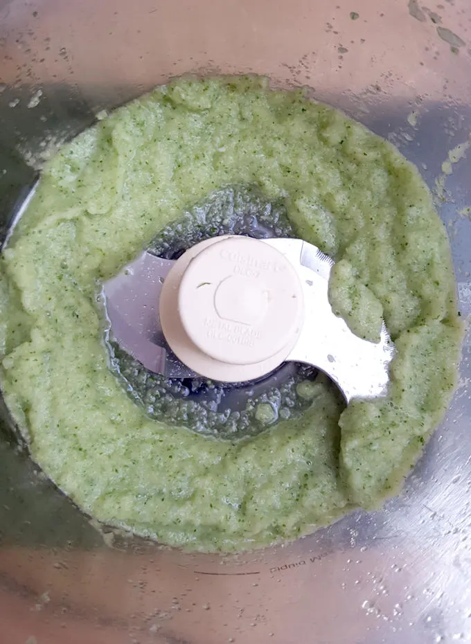 purees zucchini in a food processor