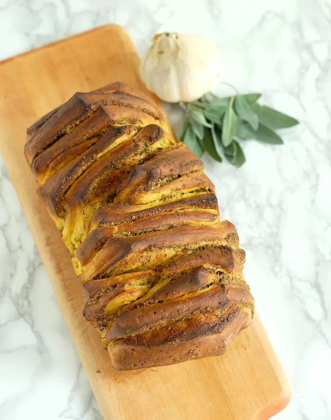 pumpin garlic sage pull apart bread