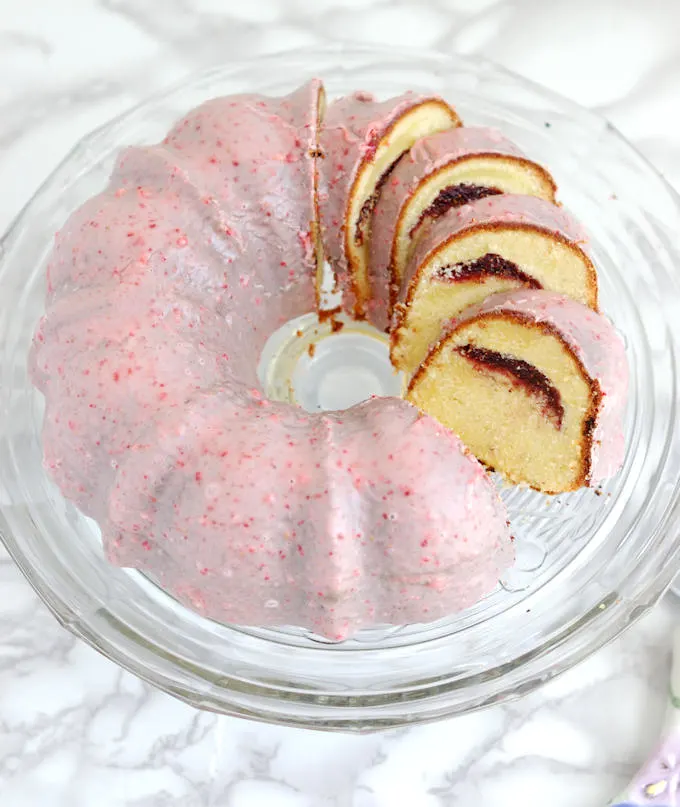 strawberry & cream bundt cake beauty shot.