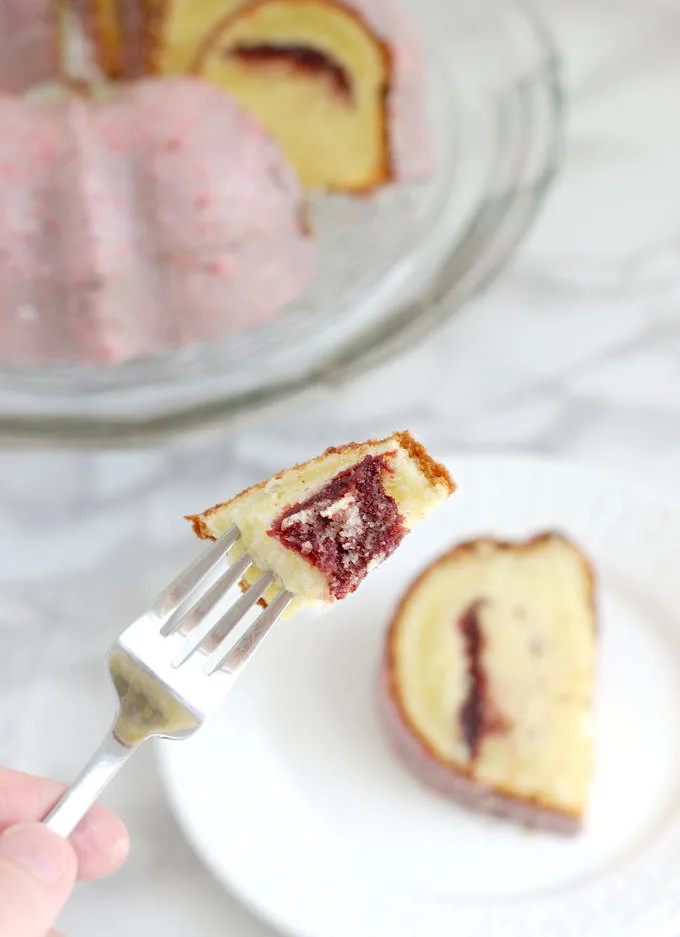 strawberry & cream bundt cake