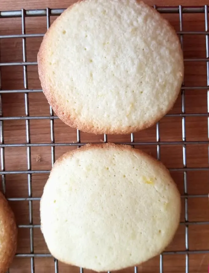 a Lemon Thin Cookie with baking soda and one without on cooling rack