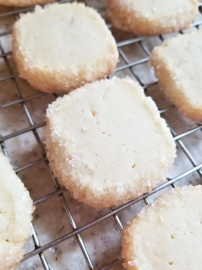 diamant sable cookies cooking on a rack 