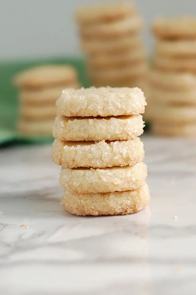 a stack of diamant sable cookies
