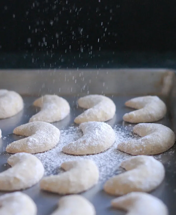 vanilla kipferl cookies sprinkled with sugar