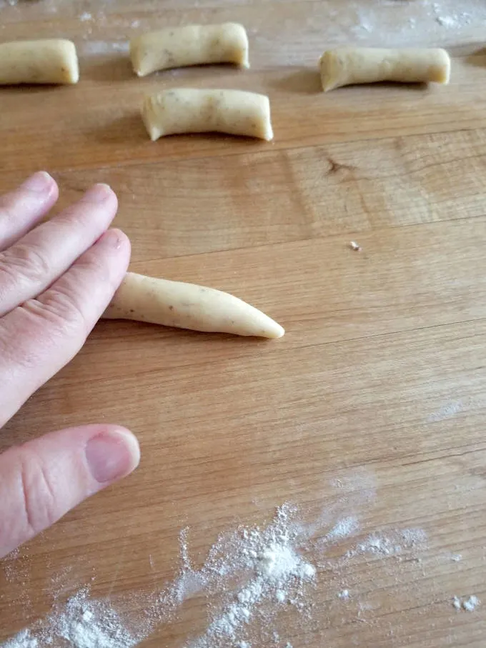 shaping vanilla kipferl cookies