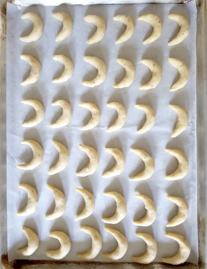 vanilla kipferl cookies ready for the oven