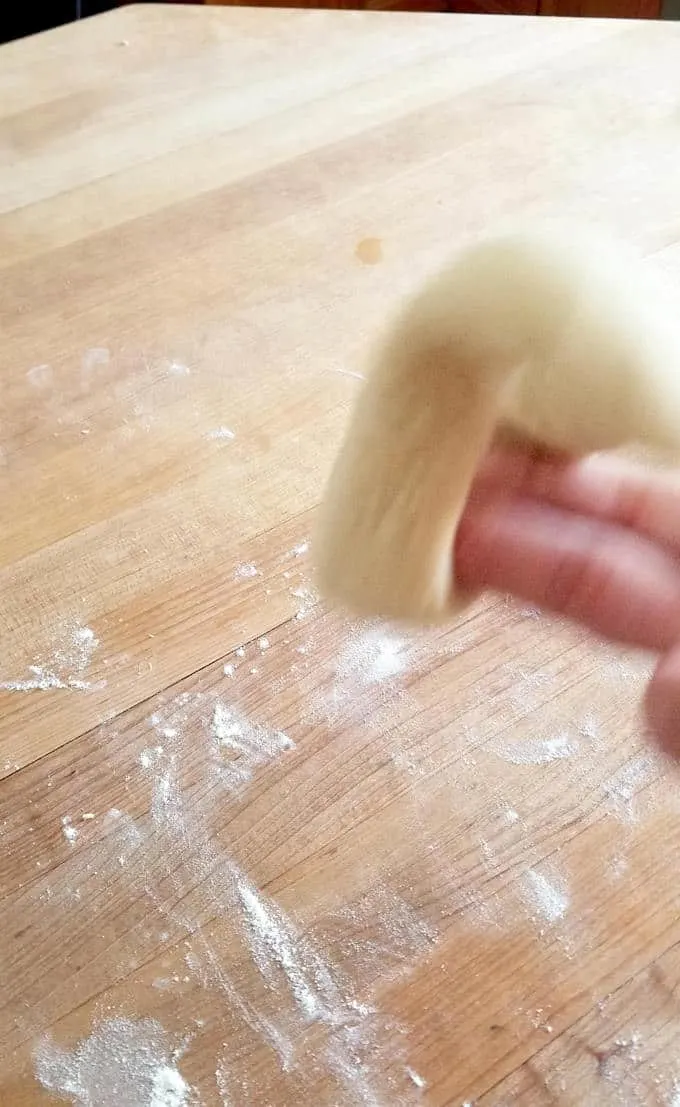 how to shape a bagel