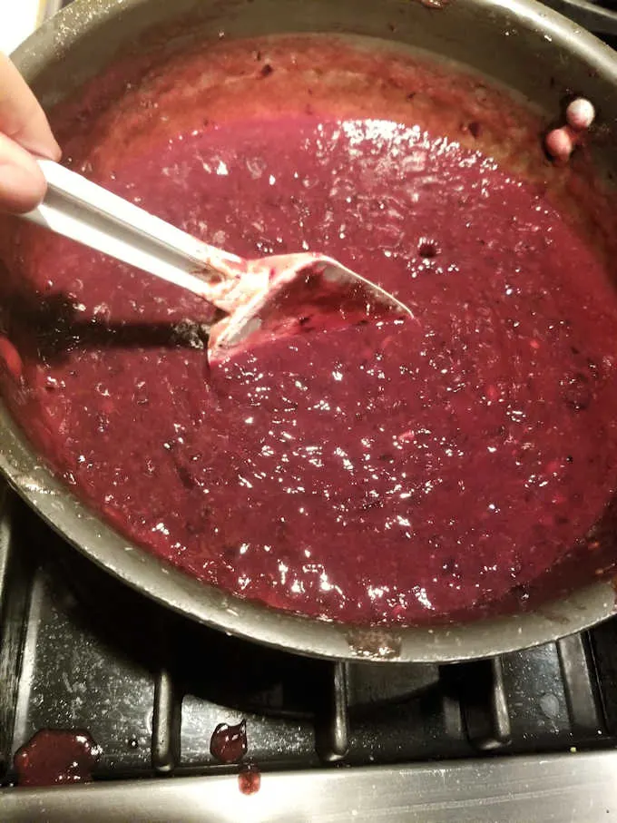 a pot of boiling concord grape pie filling
