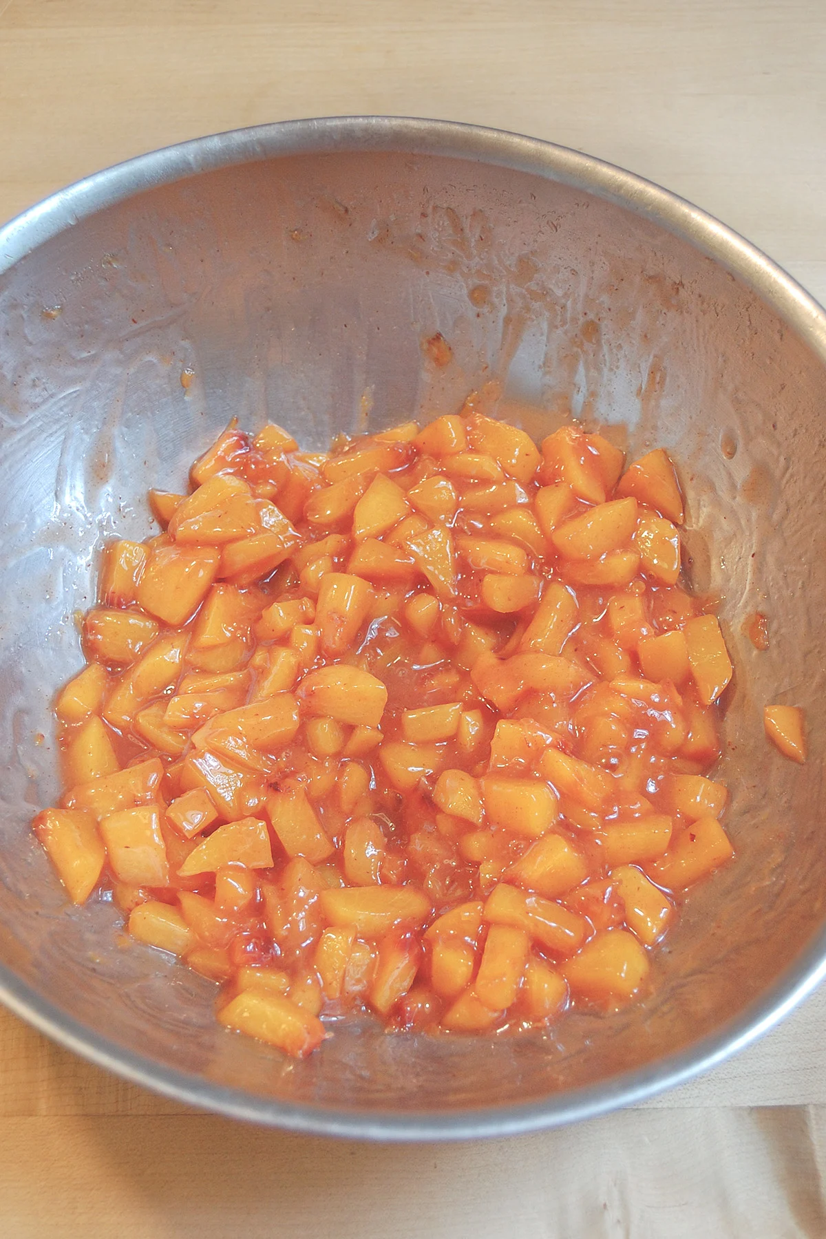 A bowl of chopped peaches.